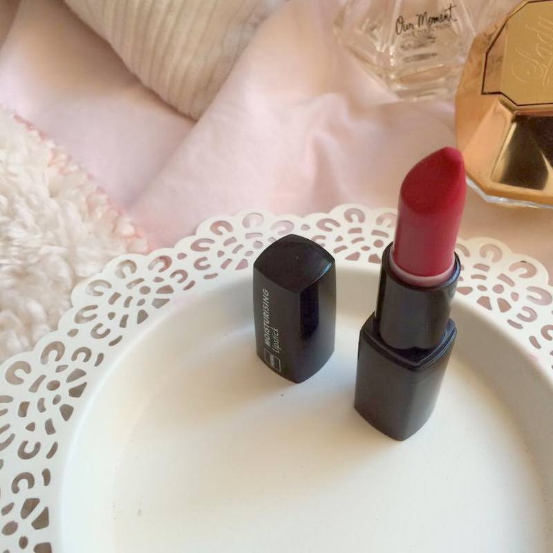 Review: hema moisturising, rode lipstick nummer 18. ✿